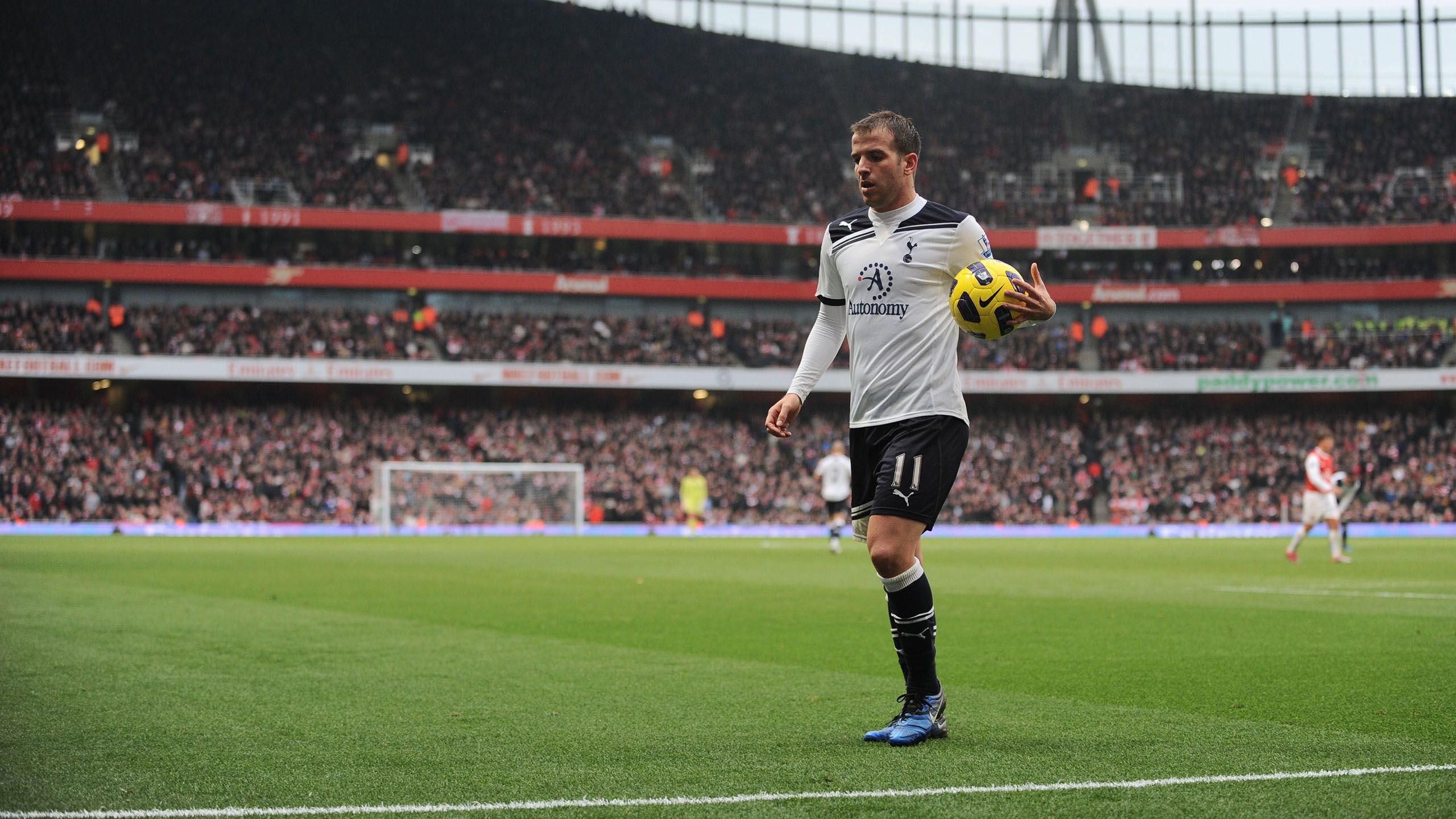 Rafa prepares to take a corner in his first NLD at the Emirates - November, 2010...