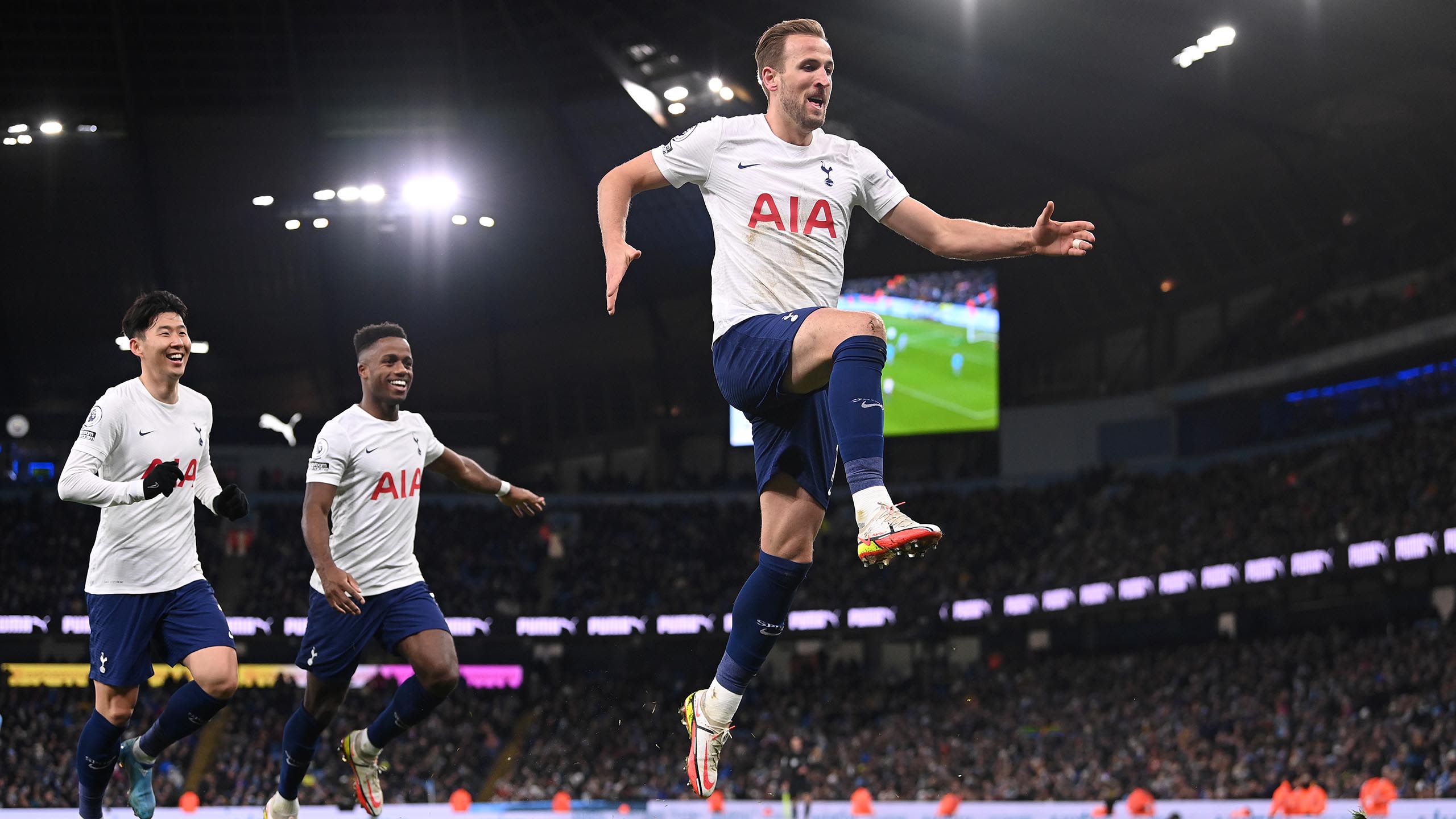 Watch: Premier League's Harry Kane casually hits 50-yard FG at New